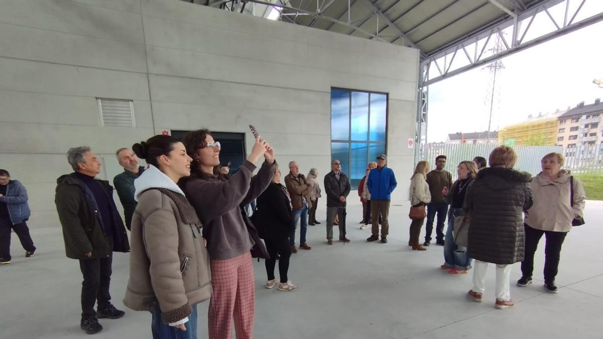 Langreo muestra su nuevo ferial a representantes de las asociaciones del concejo