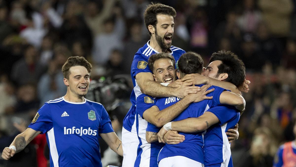 Los jugadores de El Barrio celebran el título de la Kings League.