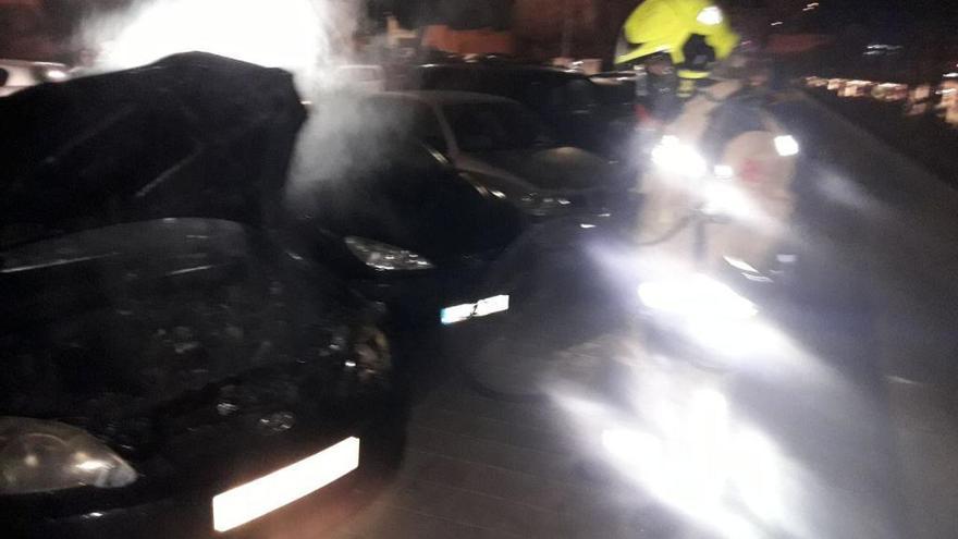 Un bombero apagando las llamas que se iniciaron en el motor