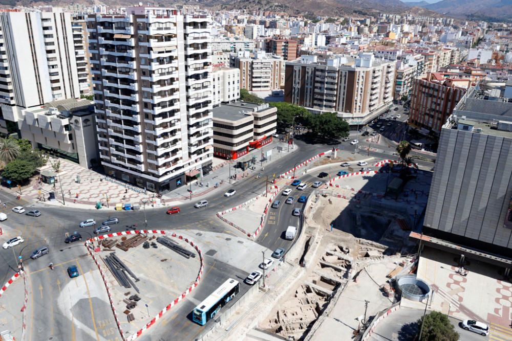 Varias vistas de los restos arqueológicos encontrados en las obras del metro en la avenida de Andalucía.