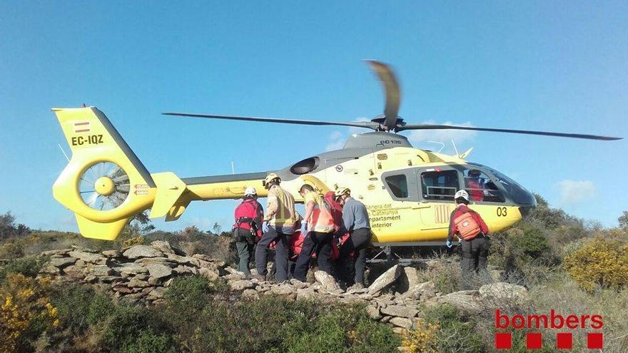 La dona ha estat evacuada en helicòpter.