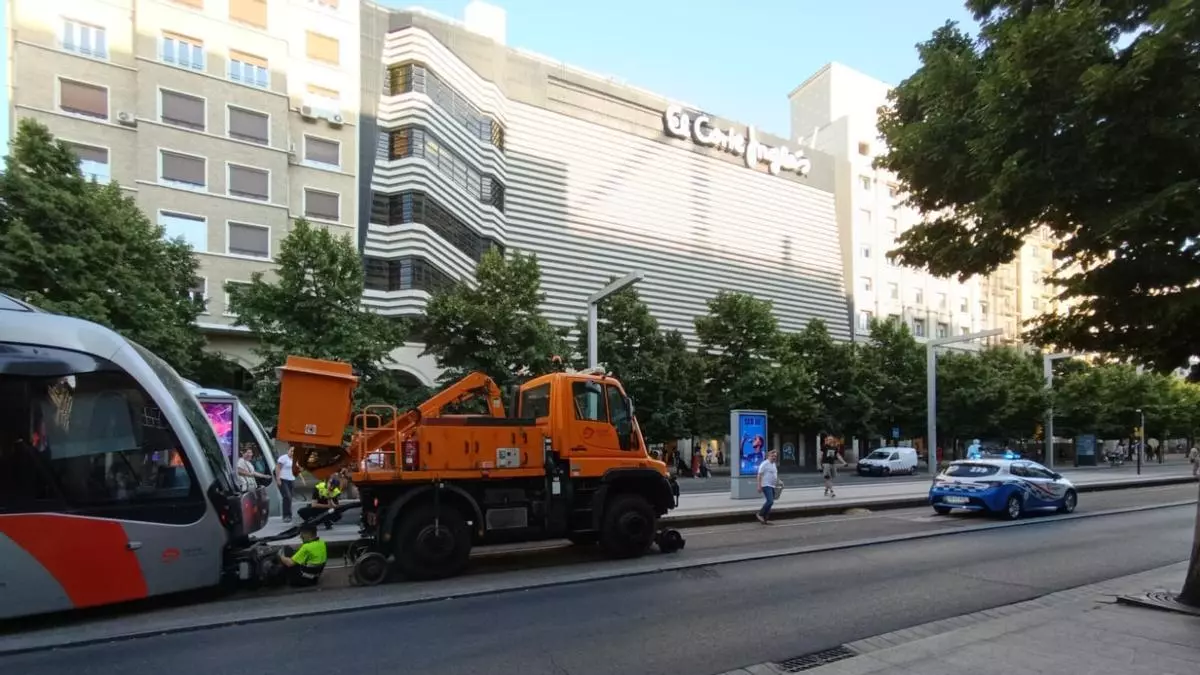Un tranvía se queda parado en pleno centro de Zaragoza y corta el servicio en hora punta