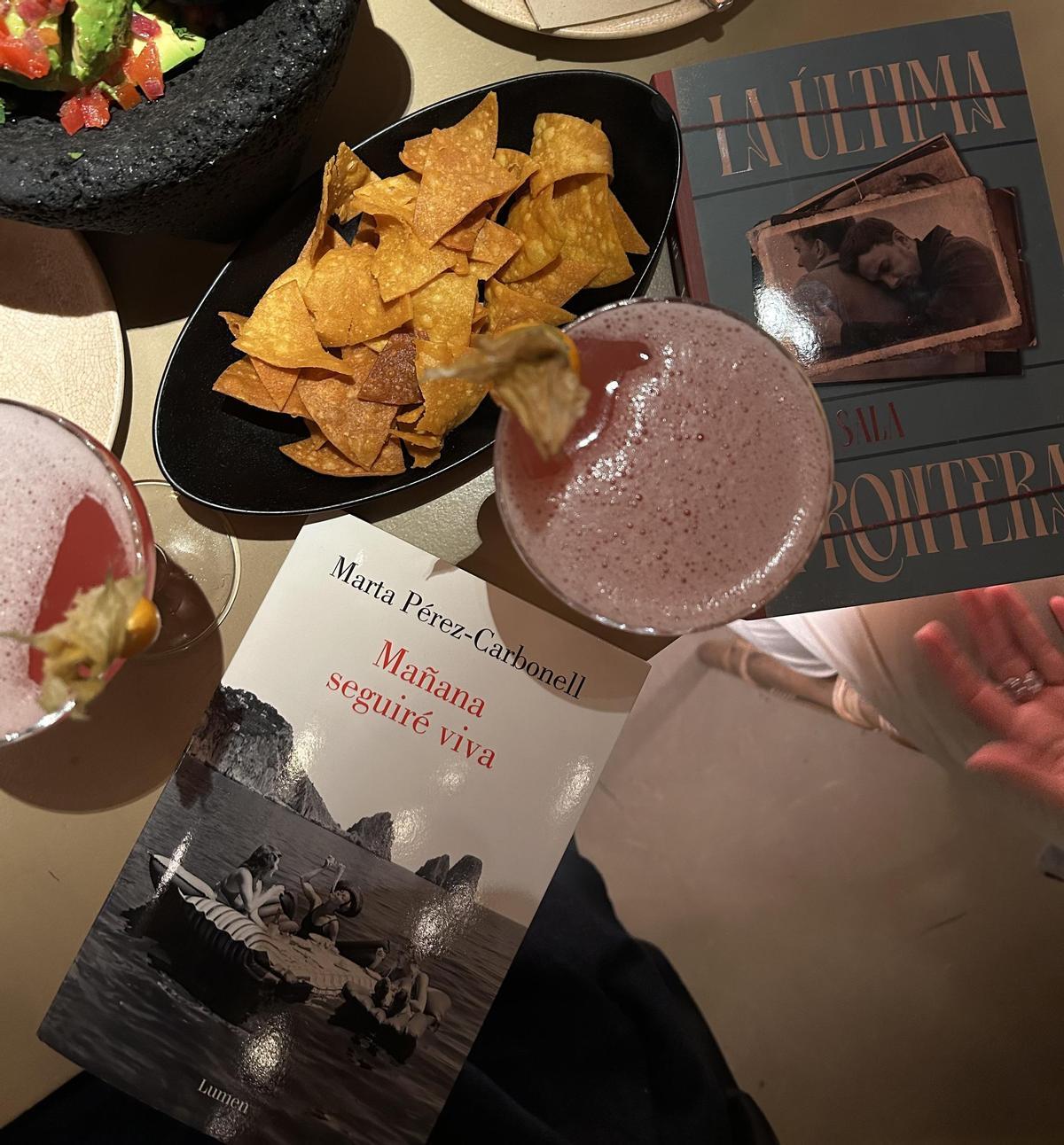 Entre cosmos, amigas y libros: pasa la vida.