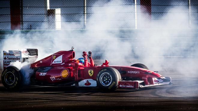Alonso y su Ferrari con la afición de casa en el circuito de Cheste (2012)
