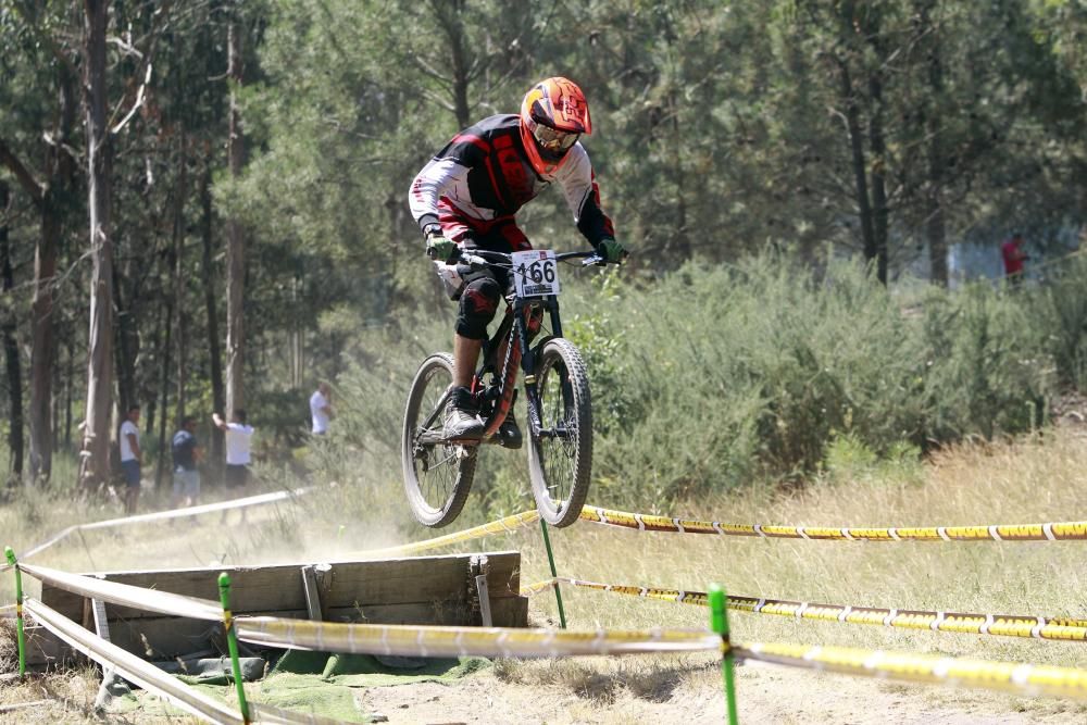 Ángel Suárez firma la bajada perfecta en la exigente bajada de Fragoselo, en Coruxo