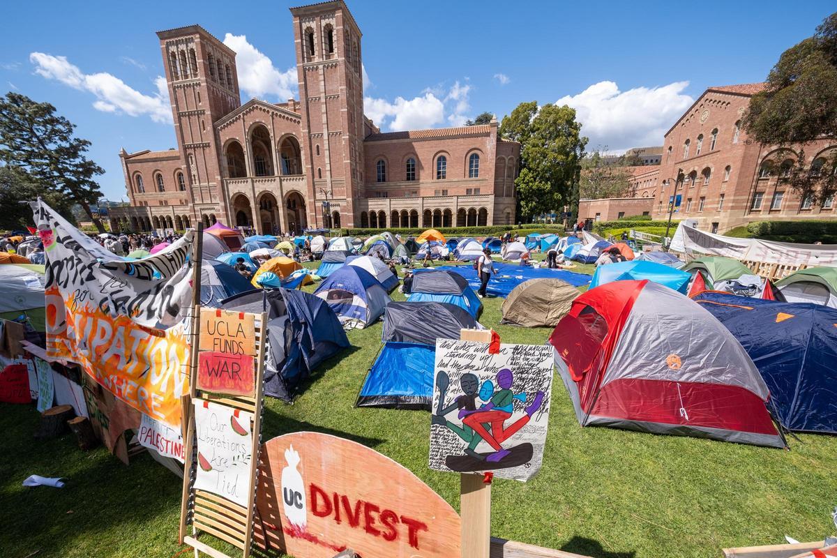 La Universidad de California en Los Angeles en su campamento pro-Palestina La Universidad de California en Los Angeles en su campamento pro-Palestina