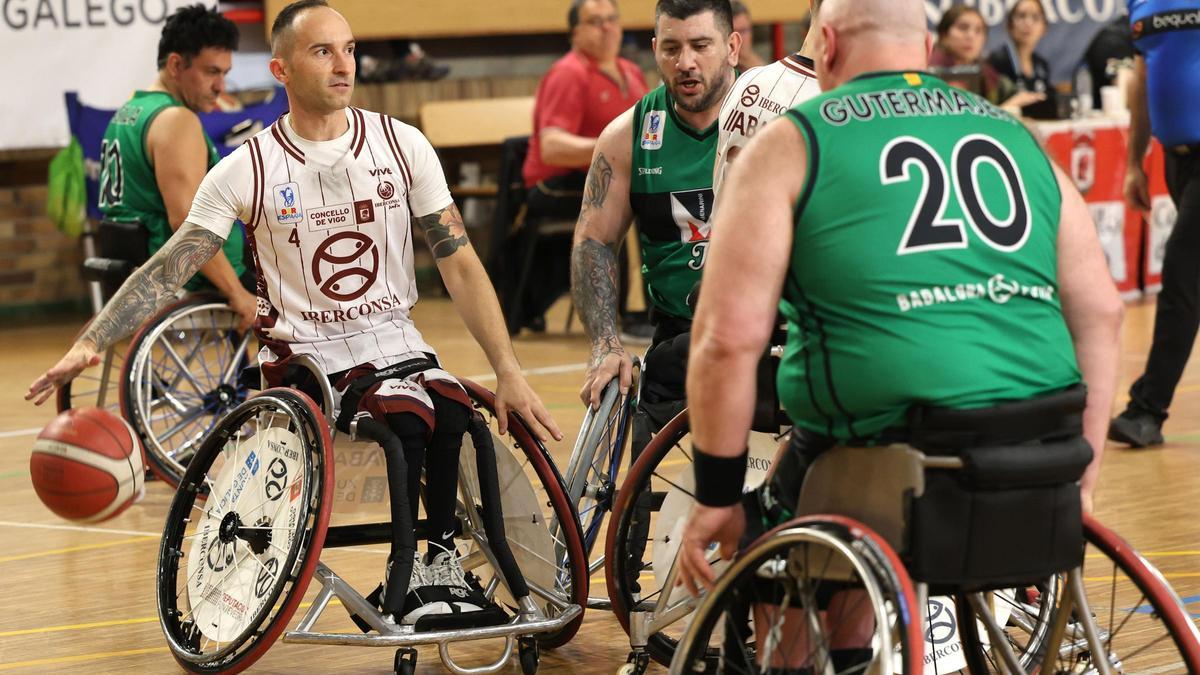 Julio Vilas, manejando el balón ante el Joventut.