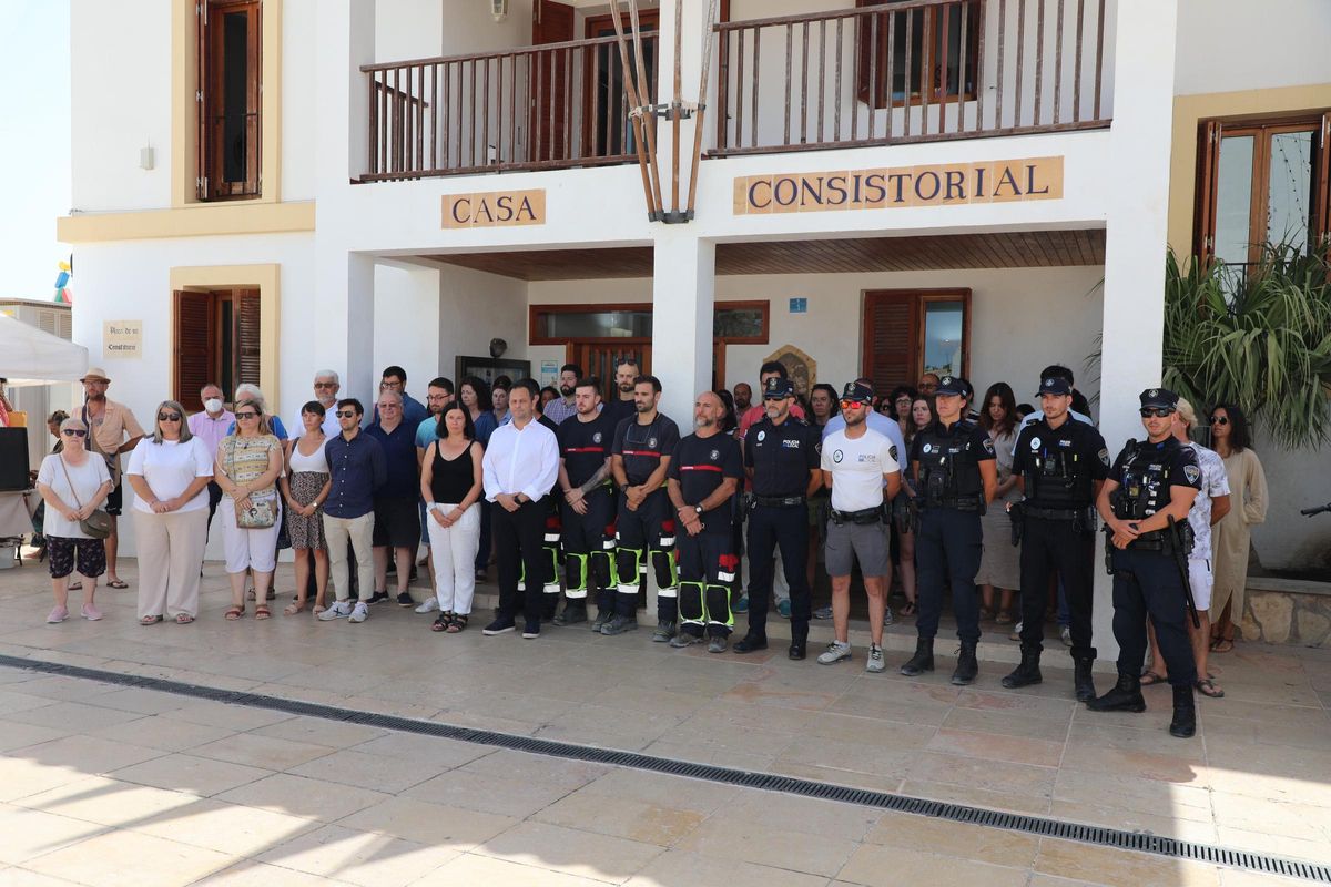 Minuto de silencio llevado a cabo en el Consell de Formentera por la muerte de la bebé.