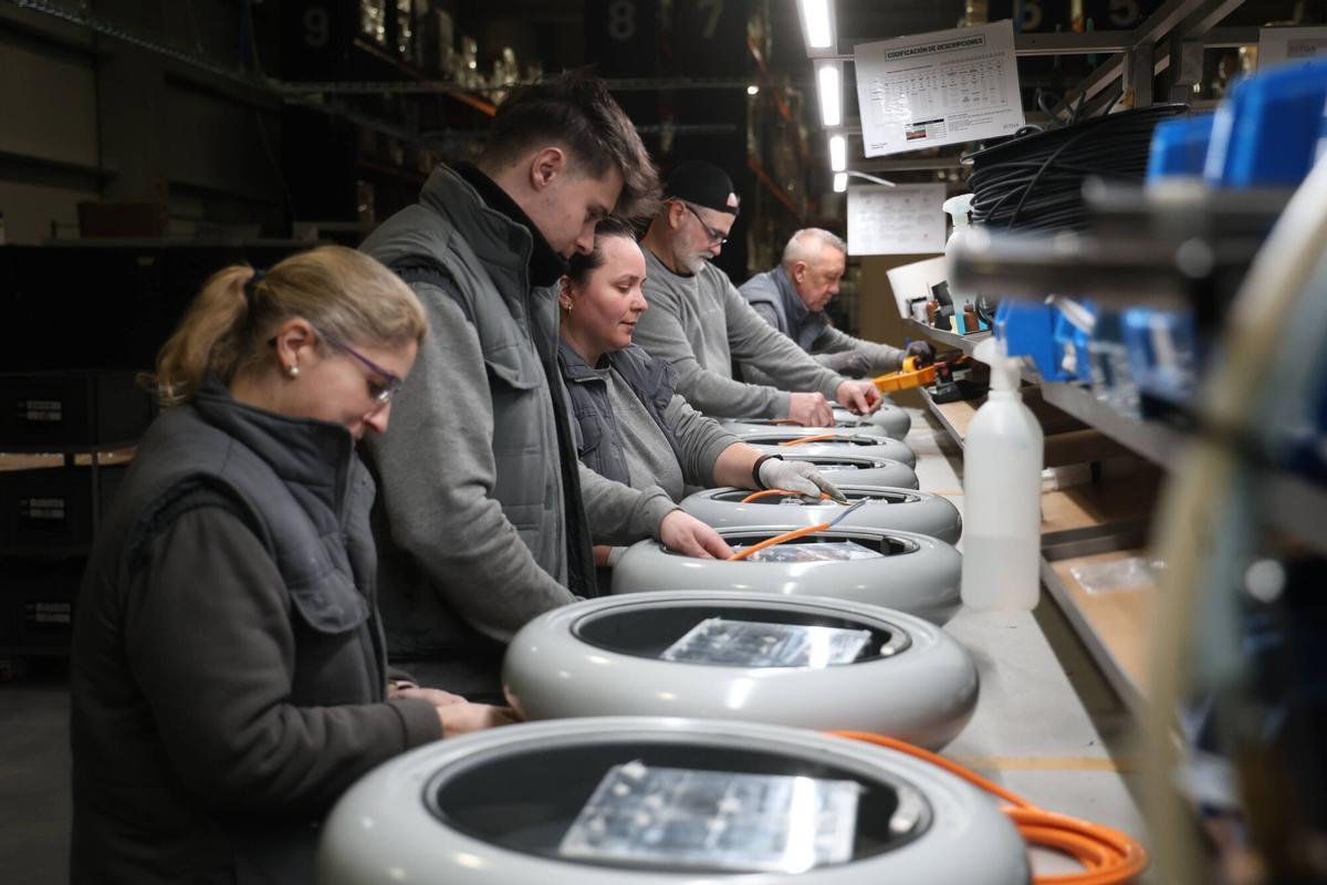 Trabajadores de Setga producen parte de los sistemas de iluminación que la firma gallega exporta a Países Bajos.