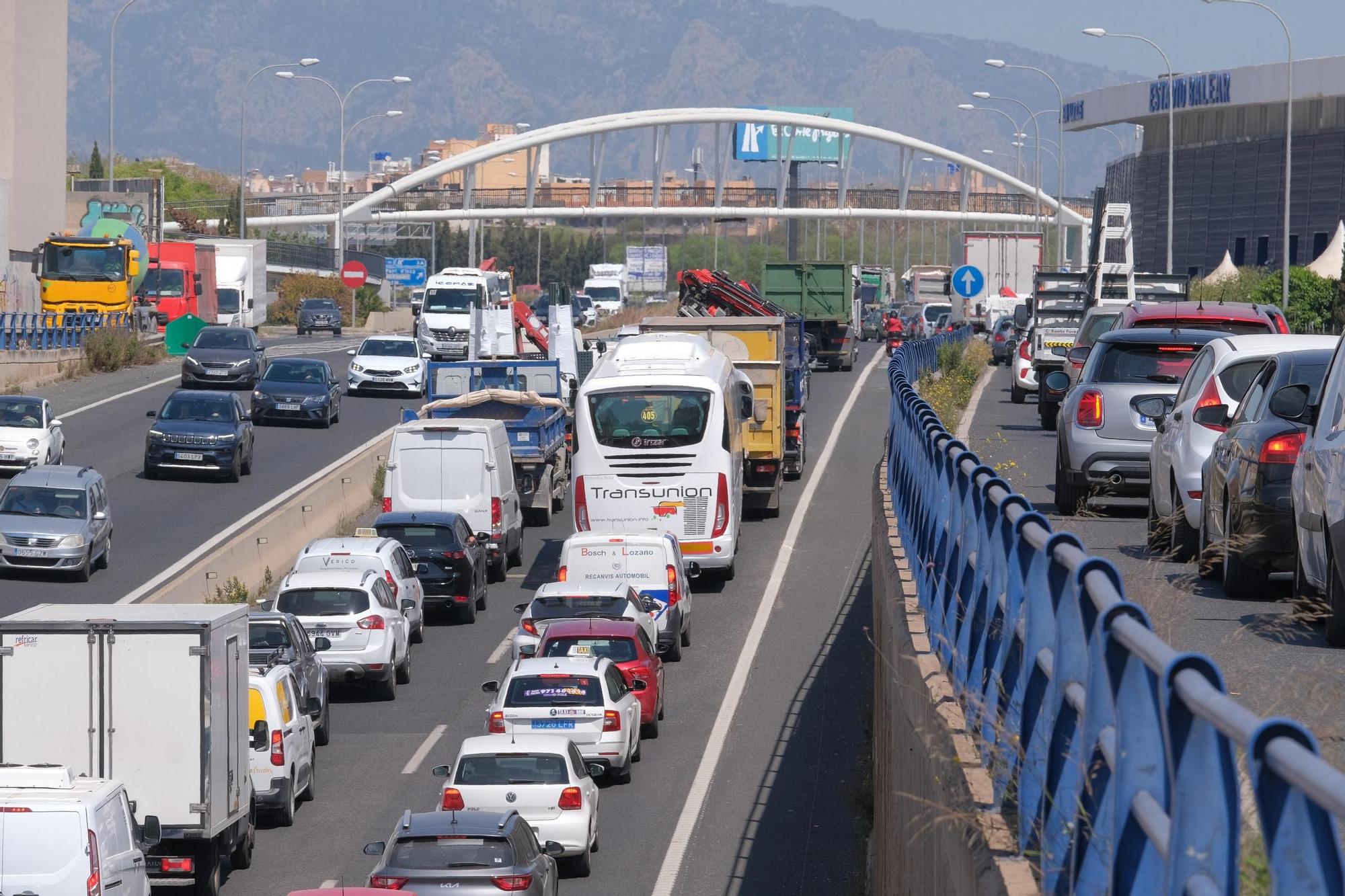 Las fotos del monumental atasco en la Vía de Cintura por una colisión entre dos coches