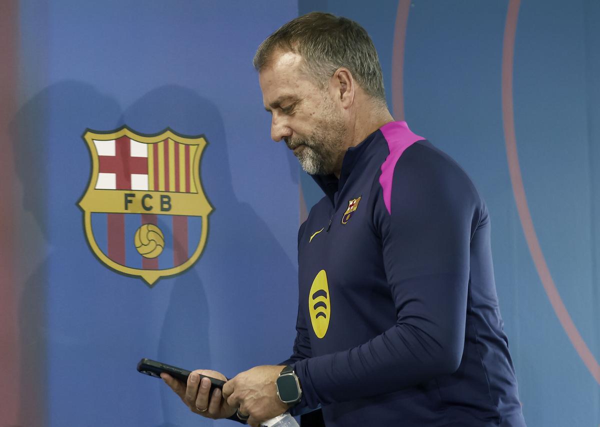 SANT JOAN DESPÍ (BARCELONA), 01/11/2025.- El entrenador del FC Barcelona, Hansi Flick, durante la rueda de prensa después del entrenamiento de la plantilla azulgrana en la Ciudad Deportiva Joan Gamper. EFE/ Andreu Dalmau
