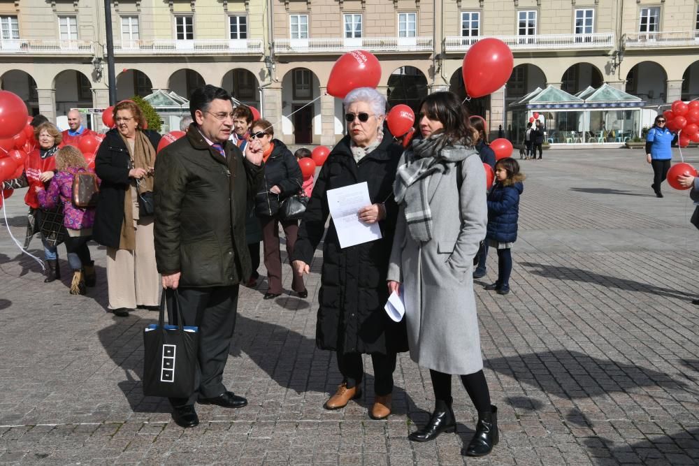 Suelta de globos rojos en María Pita para conmemorar la efeméride.