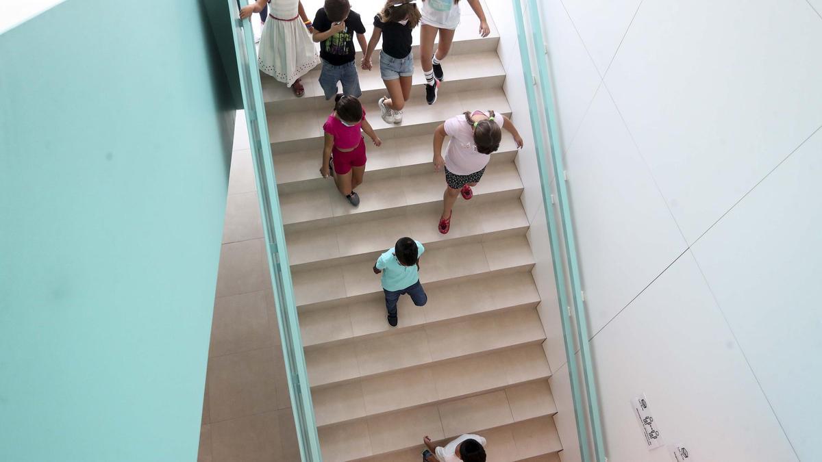 Alumnado de Primaria de un colegio público entrando a clase.