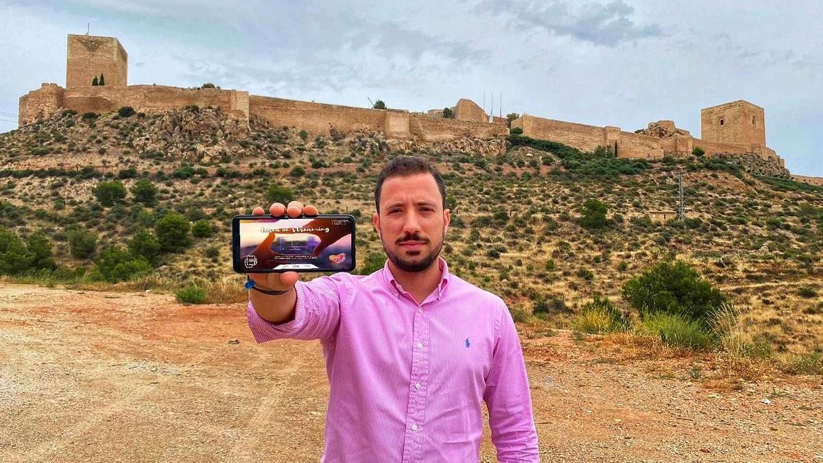 El edil de Turismo con el Castillo al fondo durante una jornada de ‘streaming’.