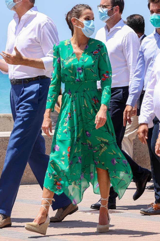 Vestido midi estampado con alpargatas de cuña