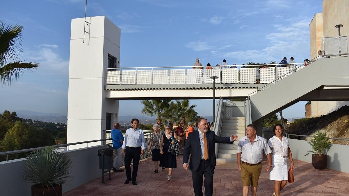 El alcalde de Alhaurín, Joaquín Villanova, inaugura el mirador de Huertecilla.