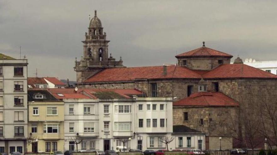 Vista de viviendas en la parte trasera de la iglesia de los Dominicos y de los jardines de Maestranza. / carlos pardellas