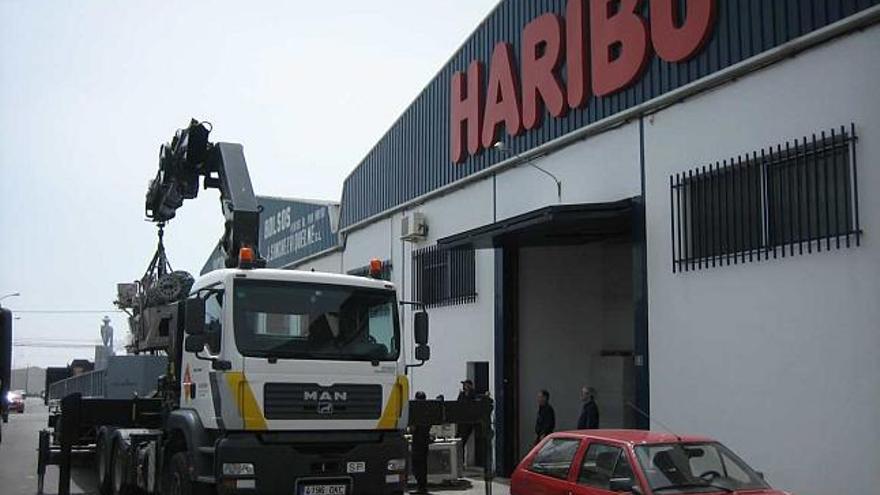 Una grúa extrae uno de los seis trenes de producción de Haribo para llevarlo a Girona.