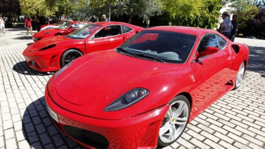 Desmantelados dos talleres que transformaban coches de Gama media en Ferrari y Aston Martin