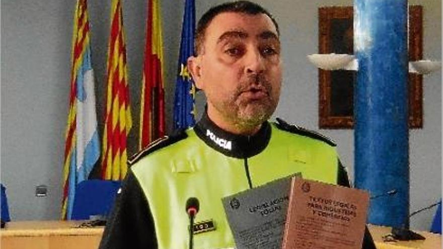 Ignasi López, cap de la Policia Municipal d&#039;Olot, mostrant els llibres.