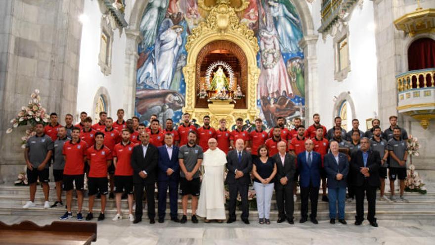 La plantilla del CD Tenerife, junto a técnicos y directivos en su visita a la Virgen de Candelaria de inicio de curso.