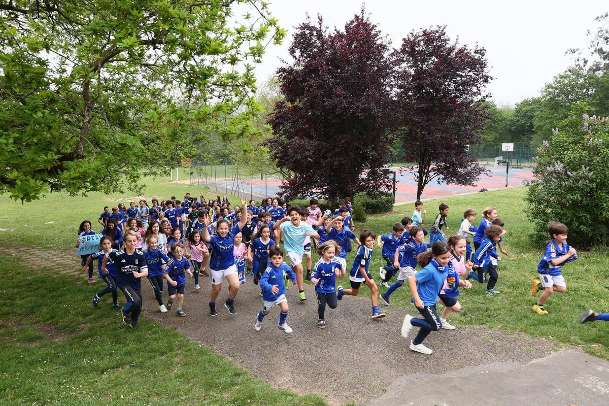 EN IMÁGENES: Los alumnos del colegio École se visten de azul para apoyar al Real Oviedo