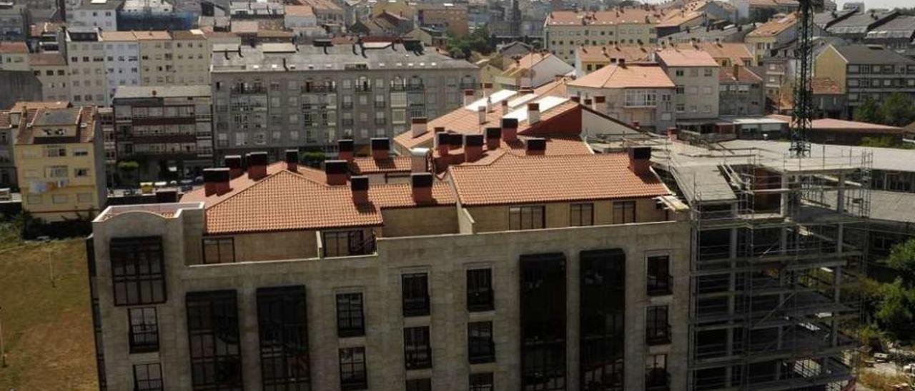 Vista aérea de varios edificios de viviendas en el casco urbano de Lalín. // Bernabé/Javier Lalín