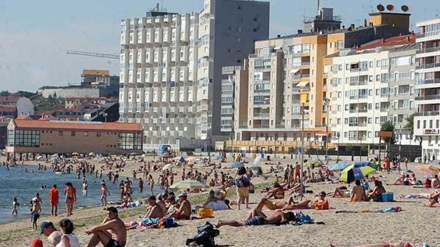 La playa de A Concha-Compostela tendrá que esperar por su arena.