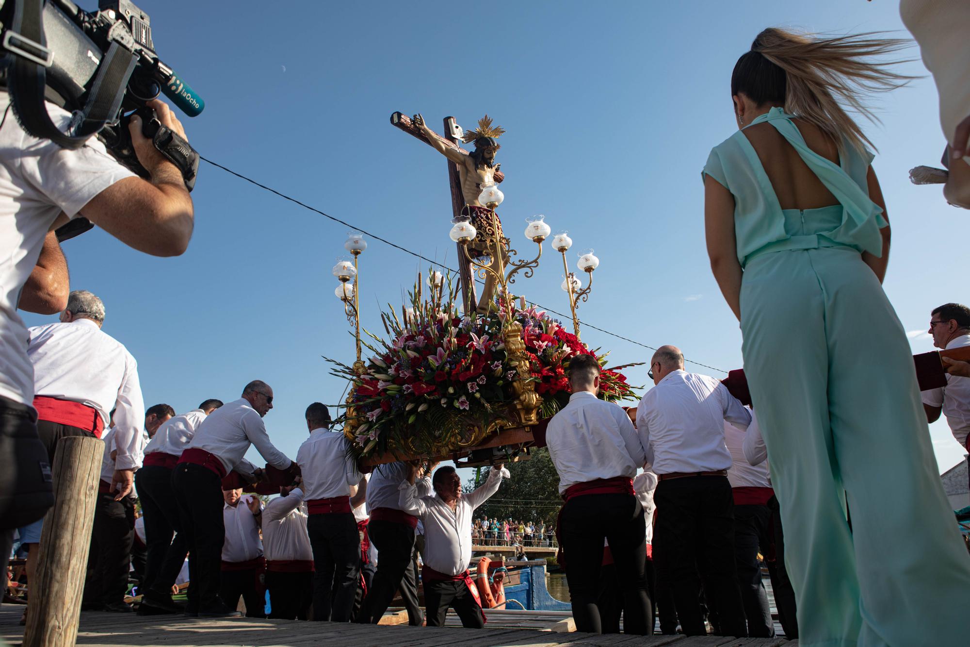 Así ha sido la romería en barca del Cristo de la Salud de El Palmar