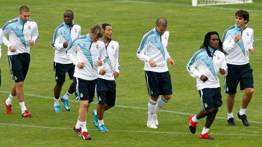 Varios jugadores del Real Madrid se entrenan en el estadio Bernabéu, donde hoy reciben al Milan