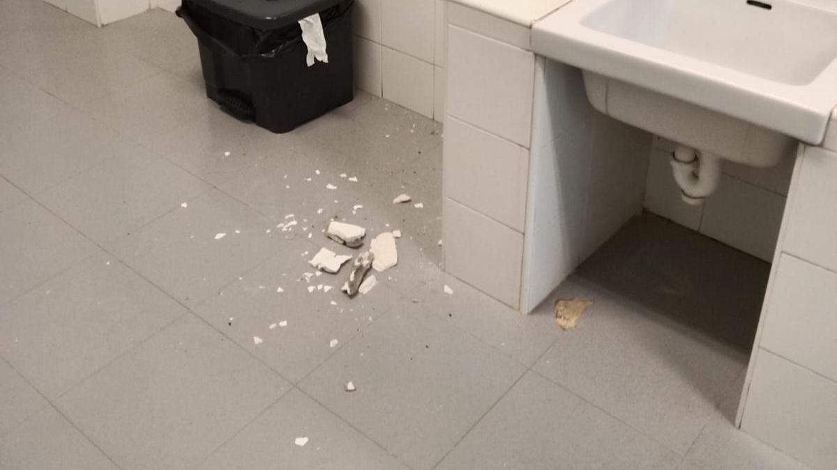 El colegio Azorín de Alicante, cada vez en peor estado