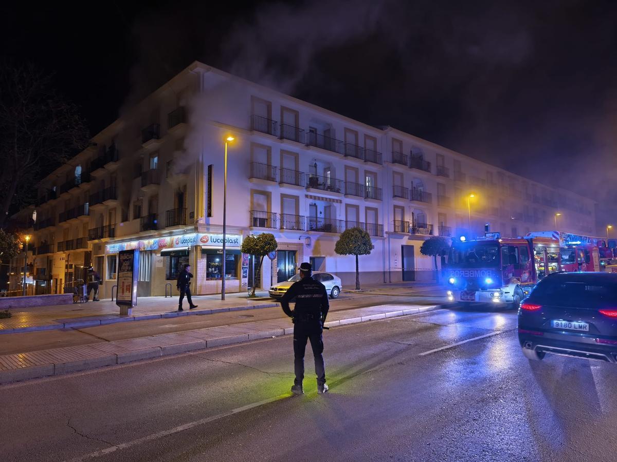 Incendio en un piso situado en la calle Ronda de San Francisco de Lucena.