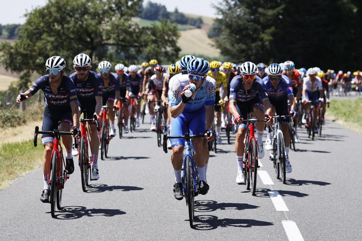 Rodez (France), 17/07/2022.- The peloton in action during the 15th stage of the Tour de France 2022 over 202.5km from Rodez to Carcassonne, France, 17 July 2022. (Ciclismo, Francia) EFE/EPA/YOAN VALAT