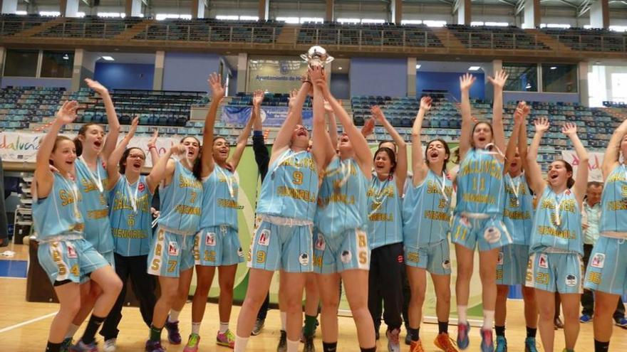 Las jugadoras del CB Salliver de Fuengirola levantan el trofeo de subcampéon en el Campeonato Andaluz.