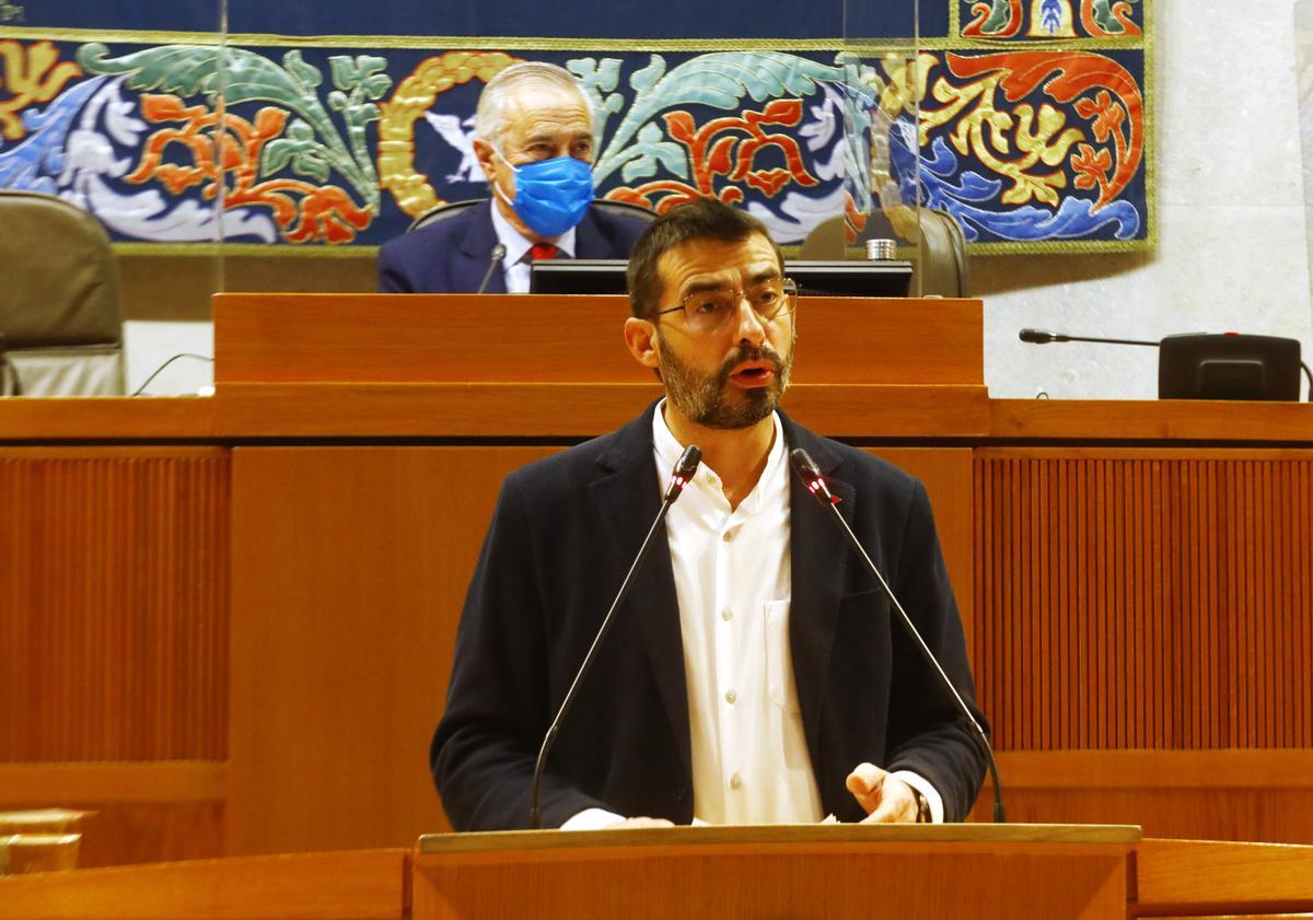 El coordinador de IU Aragón y portavoz en las Cortes, Álvaro Sanz.