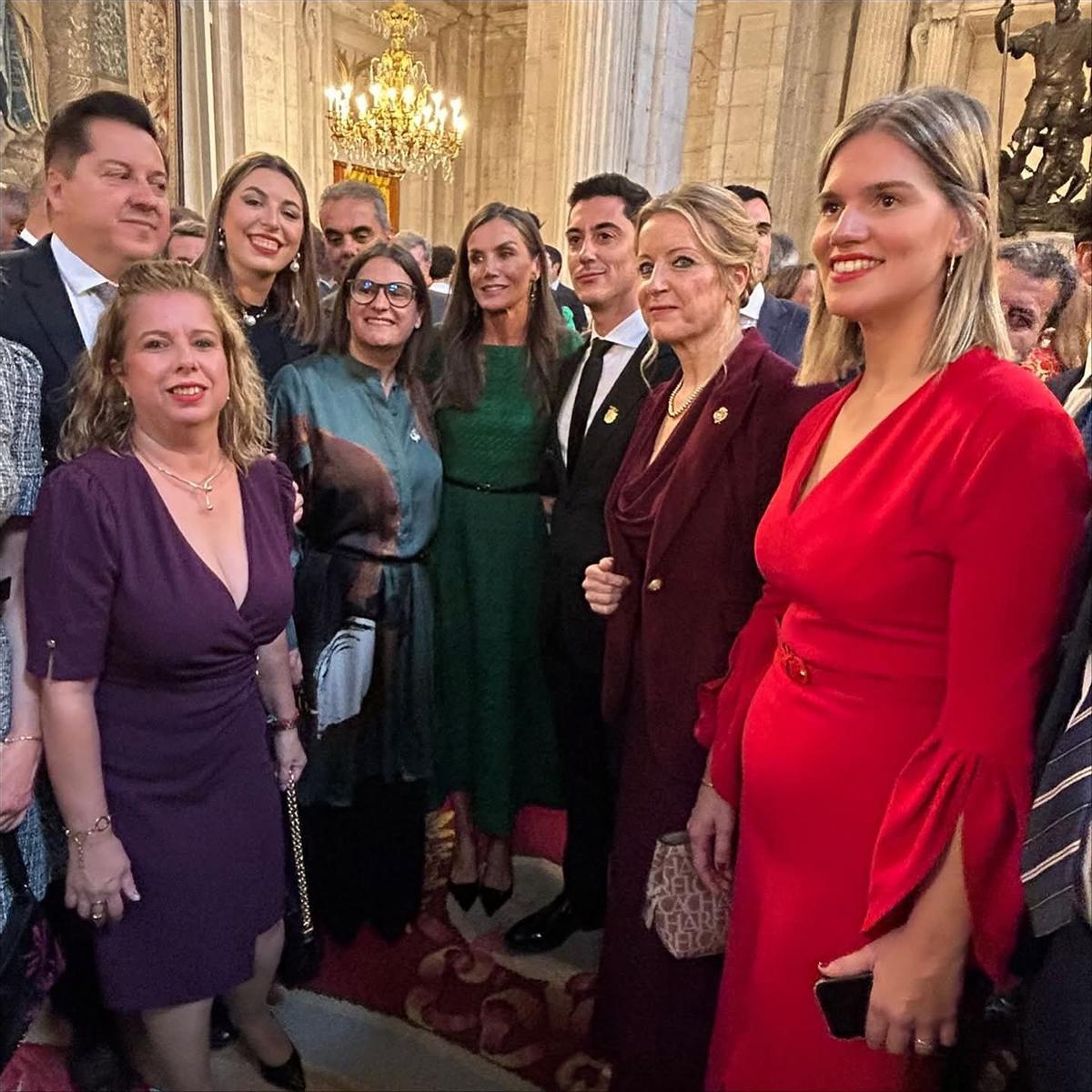 Algunos alcaldes de la Ribera con la reina Letizia.