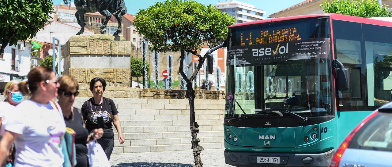 Uno de los autobuses de la cooperativa de Plasencia, que ha solicitado una prórroga del contrato.