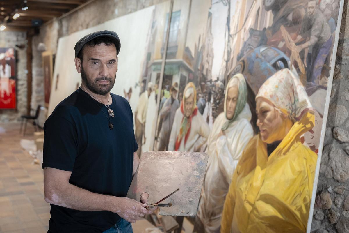El artista madrileño Kike Meanase se instala todo el verano en la Costa Brava para pintar un cuadro sobre la dana