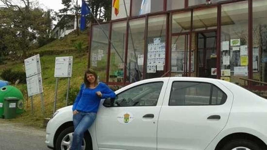 Elva Fernández, con su taxi.