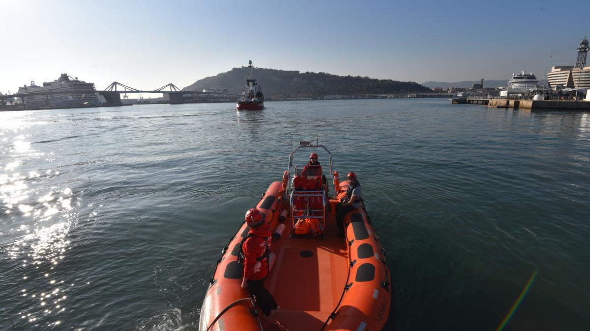 Archivo - Una de las lanchas de rescate del barco de la ONG Proactiva Open Arms, sale desde el puerto de Barcelona rumbo al Mediterráneo Central