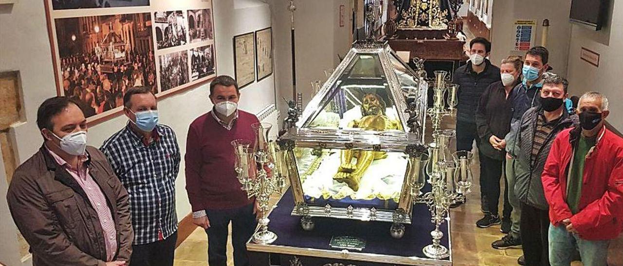 En primer término, por la izquierda, Alejandro Vega, Domingo García y Nicolás Rodríguez, junto a otros miembros de la Cofradía de Jesús Nazareno, ayer, durante la presentación, en el Museo de la Semana Santa.