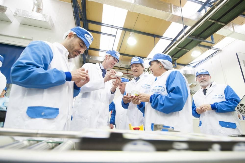 Visita de Javier Fernández a las instalaciones de Central Lechera Asturiana