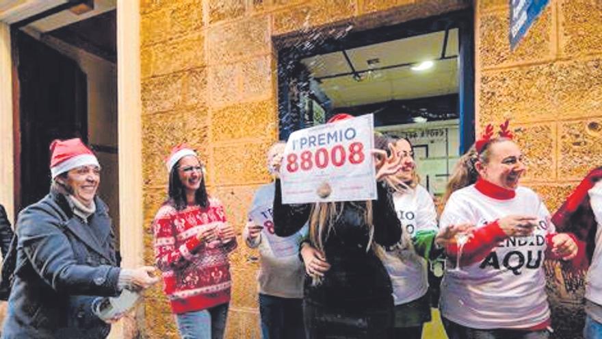 Los bombos y bolas de la Lotería de Navidad ya están en el Teatro Real