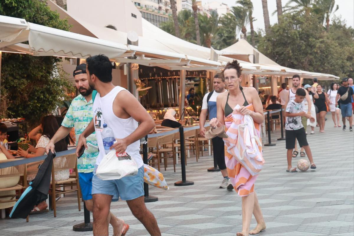 Así ha llegado la tormenta a la playa del Postiguet de Alicante