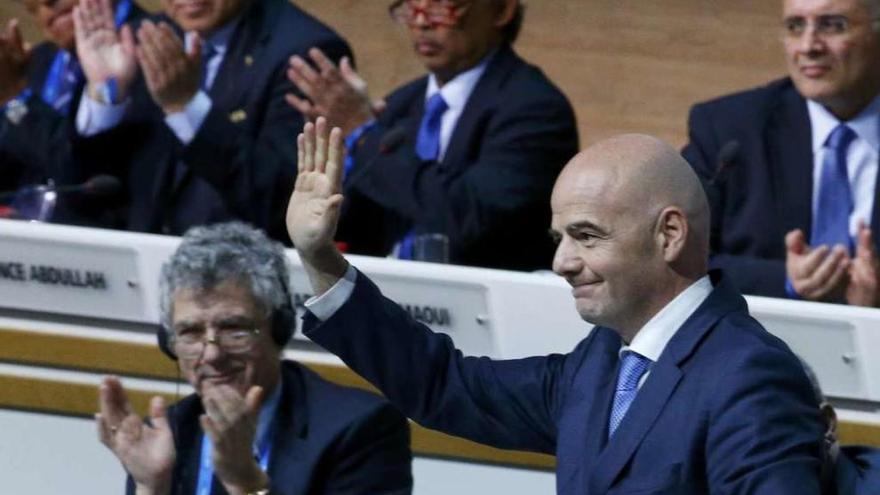 Gianni Infantino celebra su elección como presidente de la FIFA y recibe el aplauso del español Ángel María Villar. // Rubén Sprich