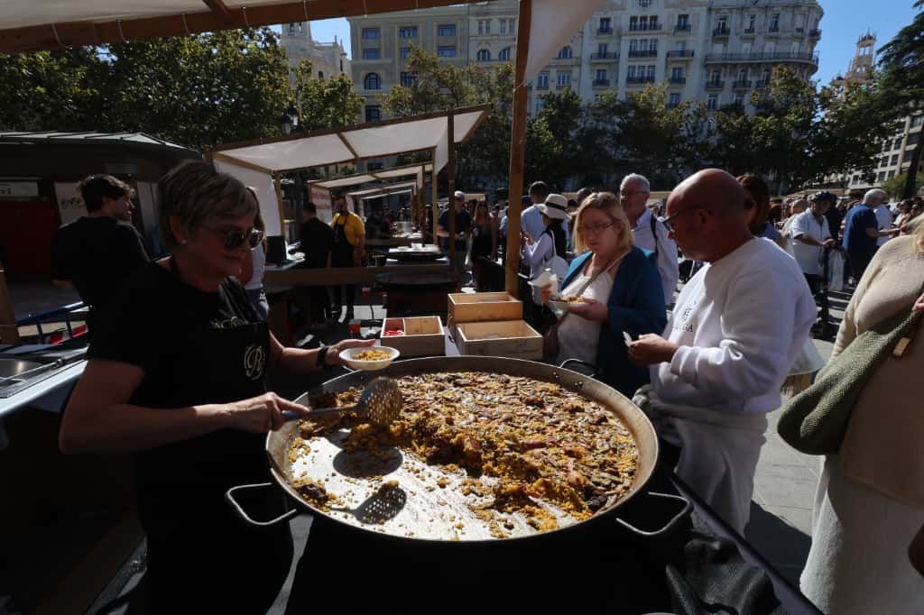 La plaza del Ayuntamiento de València se convierte en un gran restaurante al aire libre con el Tastarròs