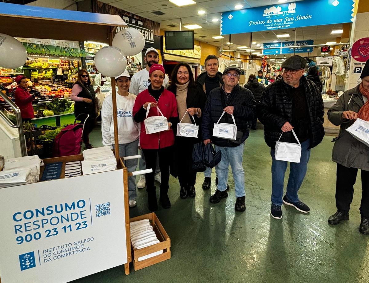 Ortiz, esta mañana, en O Calvario con clientes y personal del instituto.