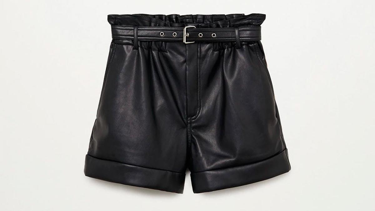 Shorts negros de efecto piel, un 'must' del otoño 2020