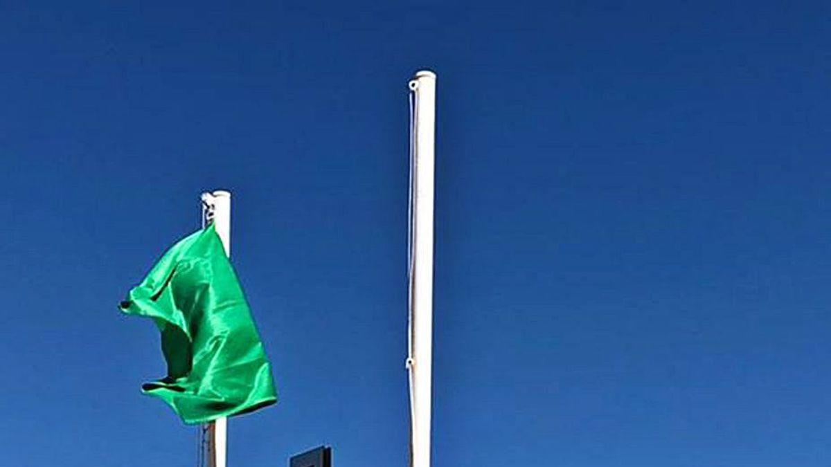 La bandera verde ondeando ayer en Santa Marina.