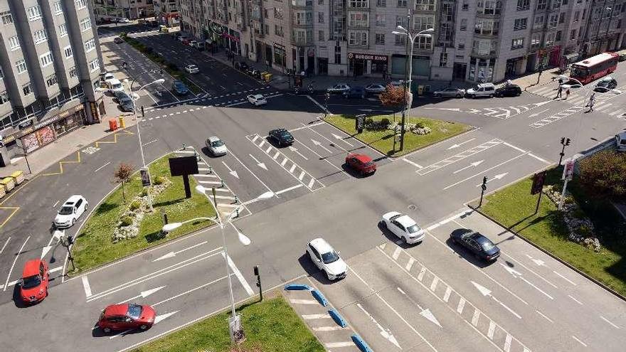 Cruce de la ronda de Outeiro con la avenida de Finisterre.